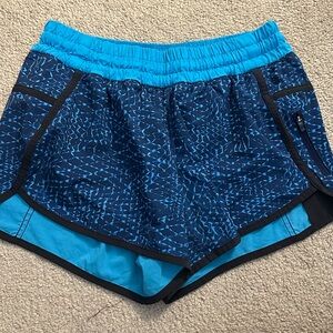 Lululemon Tracker Short - blue print size 8